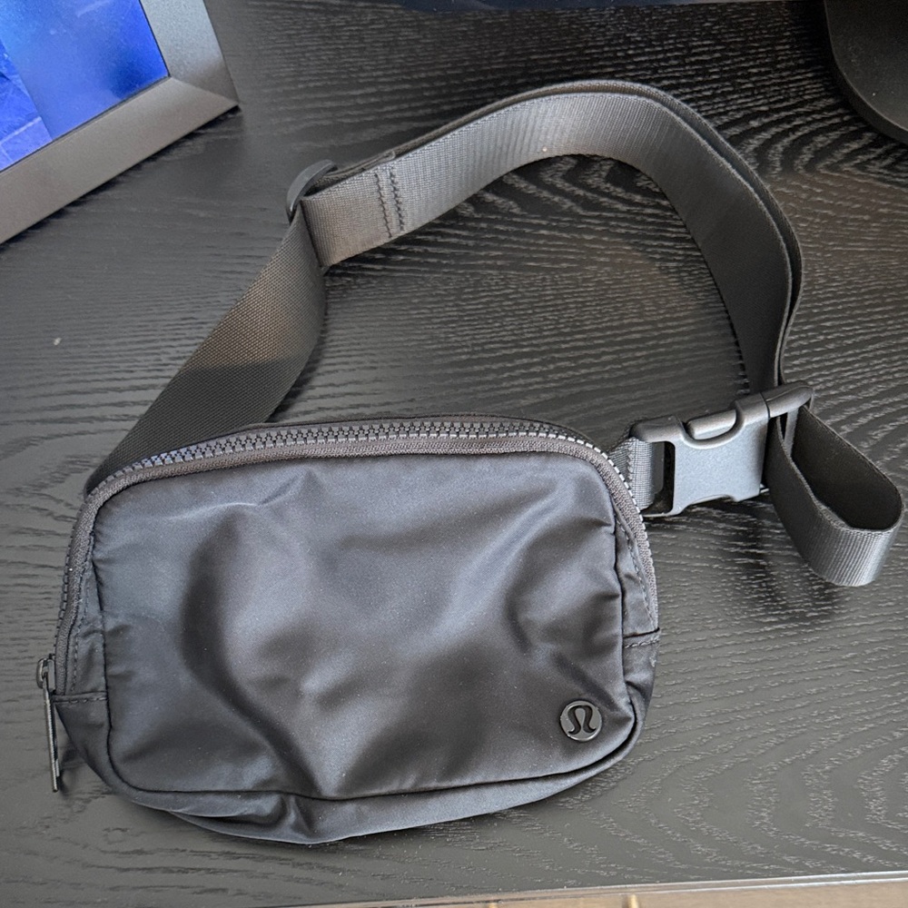 lululemon athletica Black fanny pack black